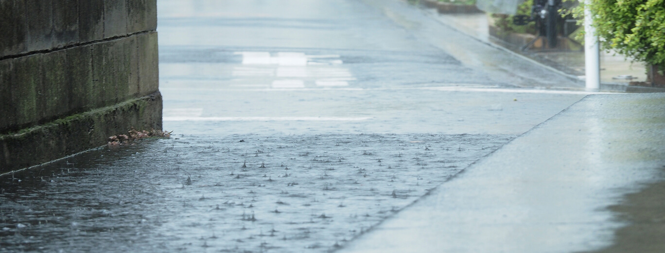 雨が降る道路